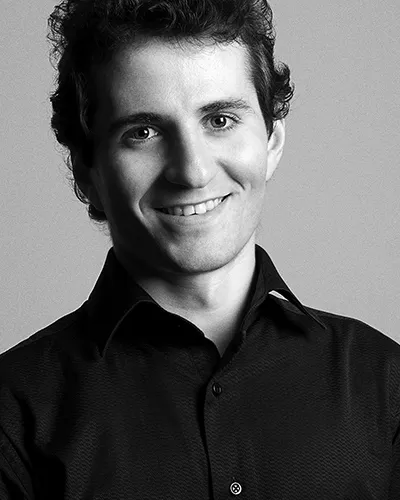 Ritratto sorridente in bianco e nero al Festival di Spoleto