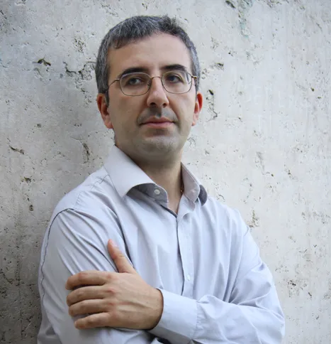 Ritratto di un partecipante al Festival di Spoleto con camicia bianca