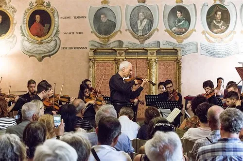 Concerto al Festival di Spoleto con orchestra e direttore in sala storica