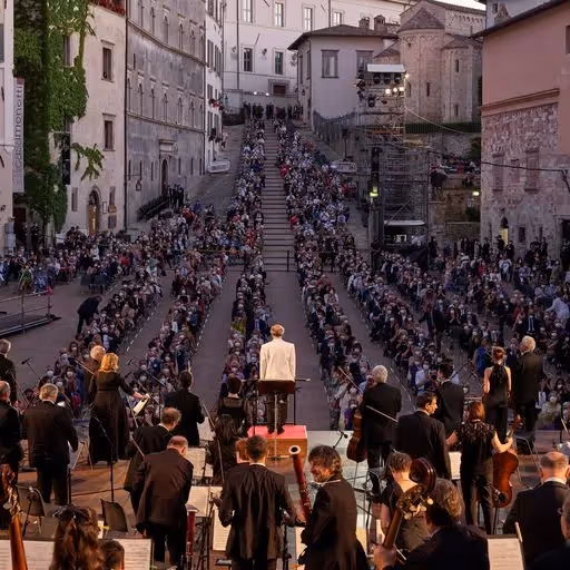 Concerto affollato durante il Festival di Spoleto, musica e architettura storica