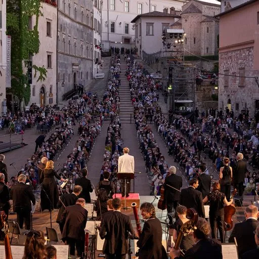 Concerto affollato durante il Festival di Spoleto, musica e architettura storica