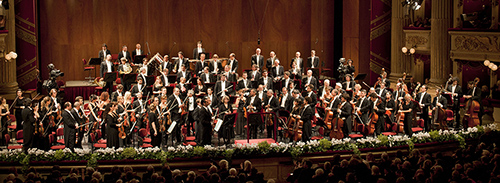 Orchestra sinfonica sul palco del Festival di Spoleto, elegante e maestosa