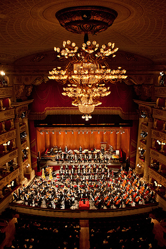 Orchestra sinfonica sul palcoscenico durante il Festival di Spoleto, teatro elegante illuminato