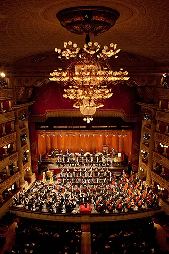 Orchestra sinfonica sul palcoscenico durante il Festival di Spoleto, teatro elegante illuminato
