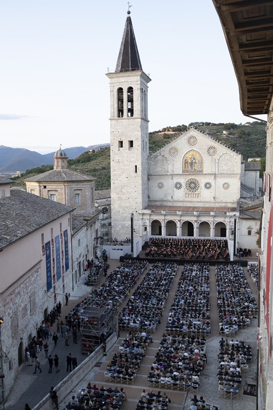 Pubblico al Festival di Spoleto, orchestra davanti alla cattedrale medievale