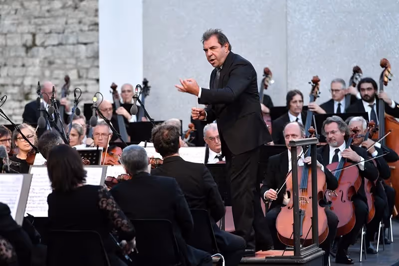 Concerto al Festival di Spoleto con orchestra e direttore appassionato