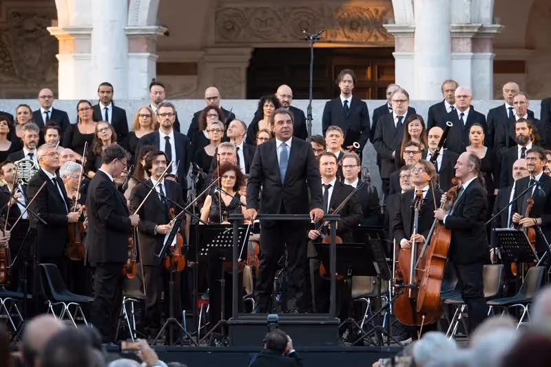 Orchestra sinfonica al Festival di Spoleto, elegante esibizione classica