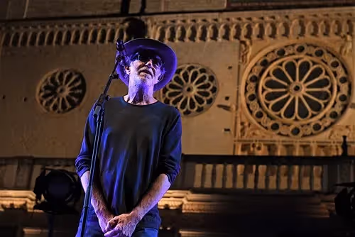 Artista si esibisce davanti a una bella facciata architettonica al Festival di Spoleto