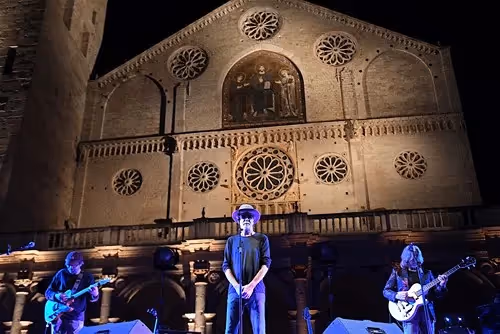 Concerto notturno al Festival di Spoleto, musicisti davanti a cattedrale storica
