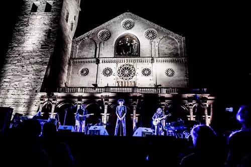 Concerto rock di fronte al Duomo durante il Festival di Spoleto in notturna