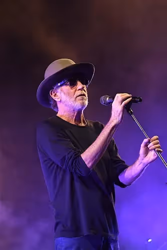 Artista sul palco al Festival di Spoleto, vestito di nero con cappello