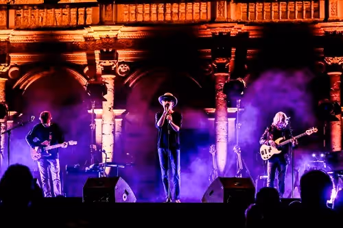 Concerto suggestivo al Festival di Spoleto con band rock tra luci viola