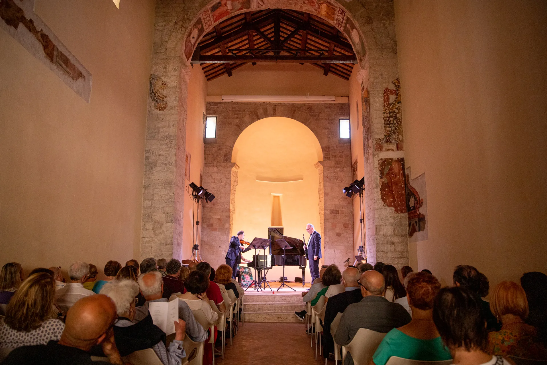 Concerto al Festival di Spoleto in storica Chiesa con musicisti e pubblico