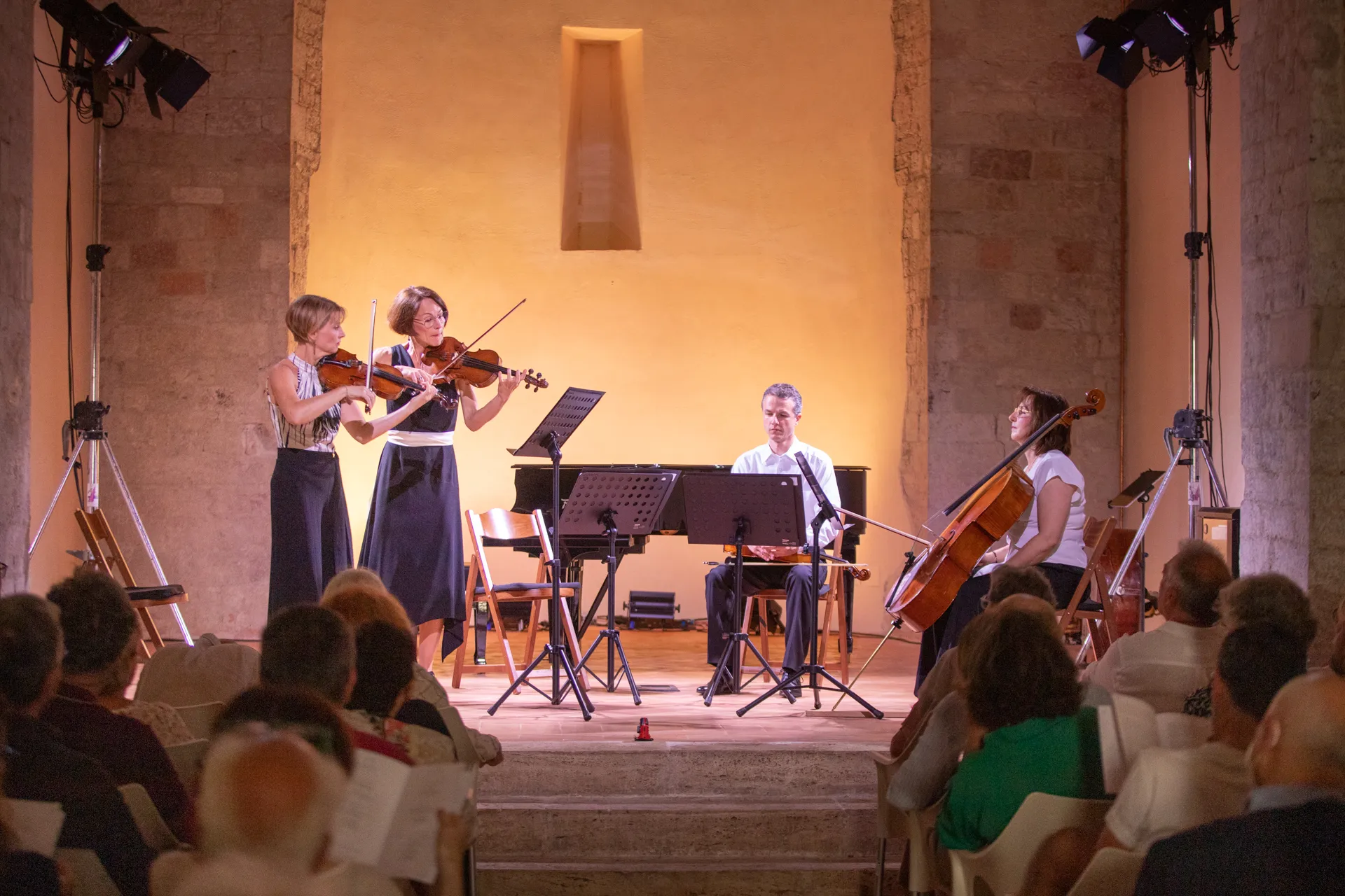 Quartetto d'archi si esibisce durante il Festival di Spoleto in antico spazio