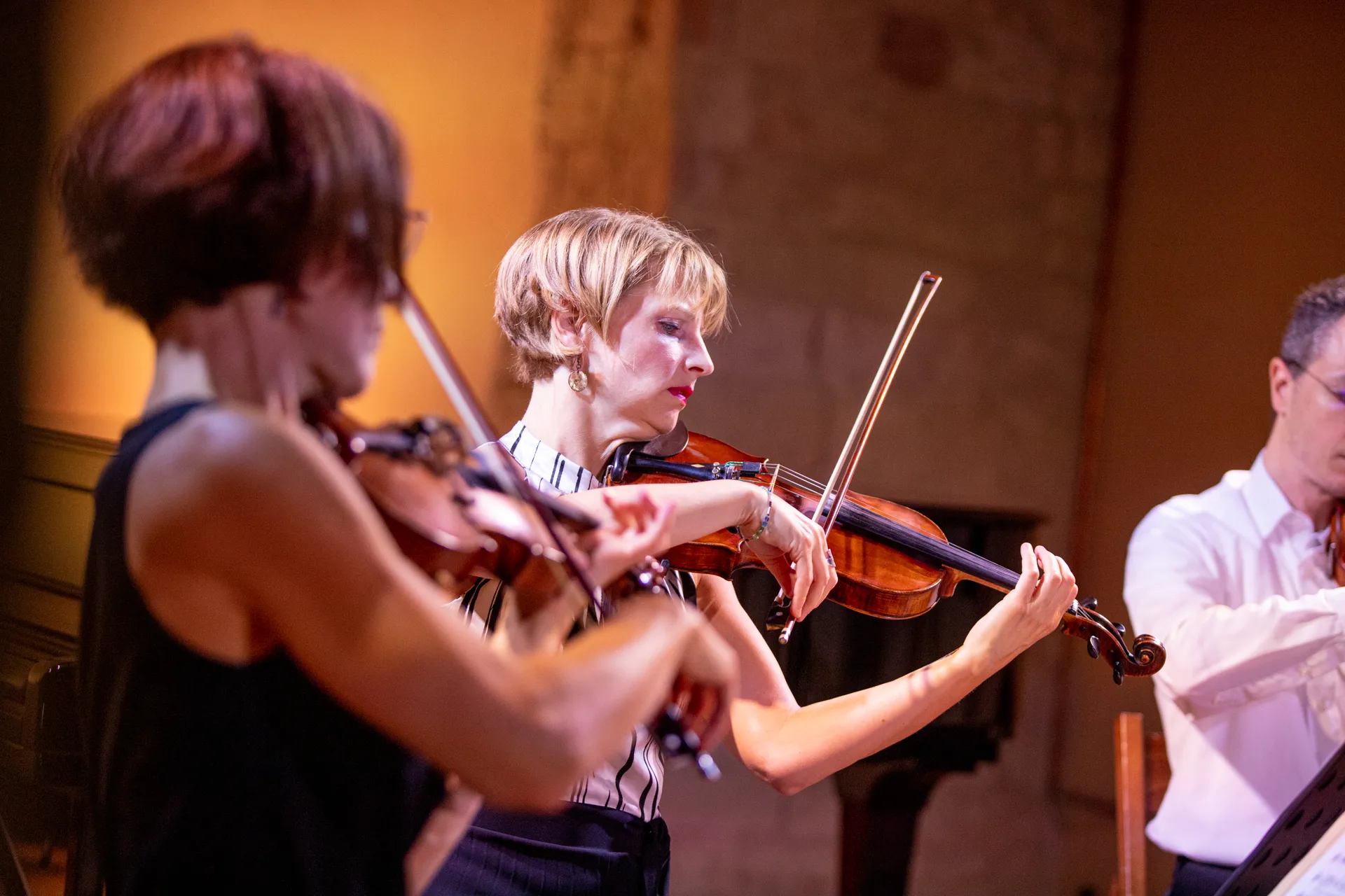 Violinisti si esibiscono durante il Festival di Spoleto con passione ed eleganza
