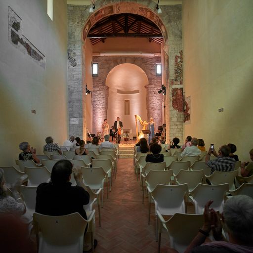 Concerto del Festival di Spoleto in antico spazio architettonico con pubblico