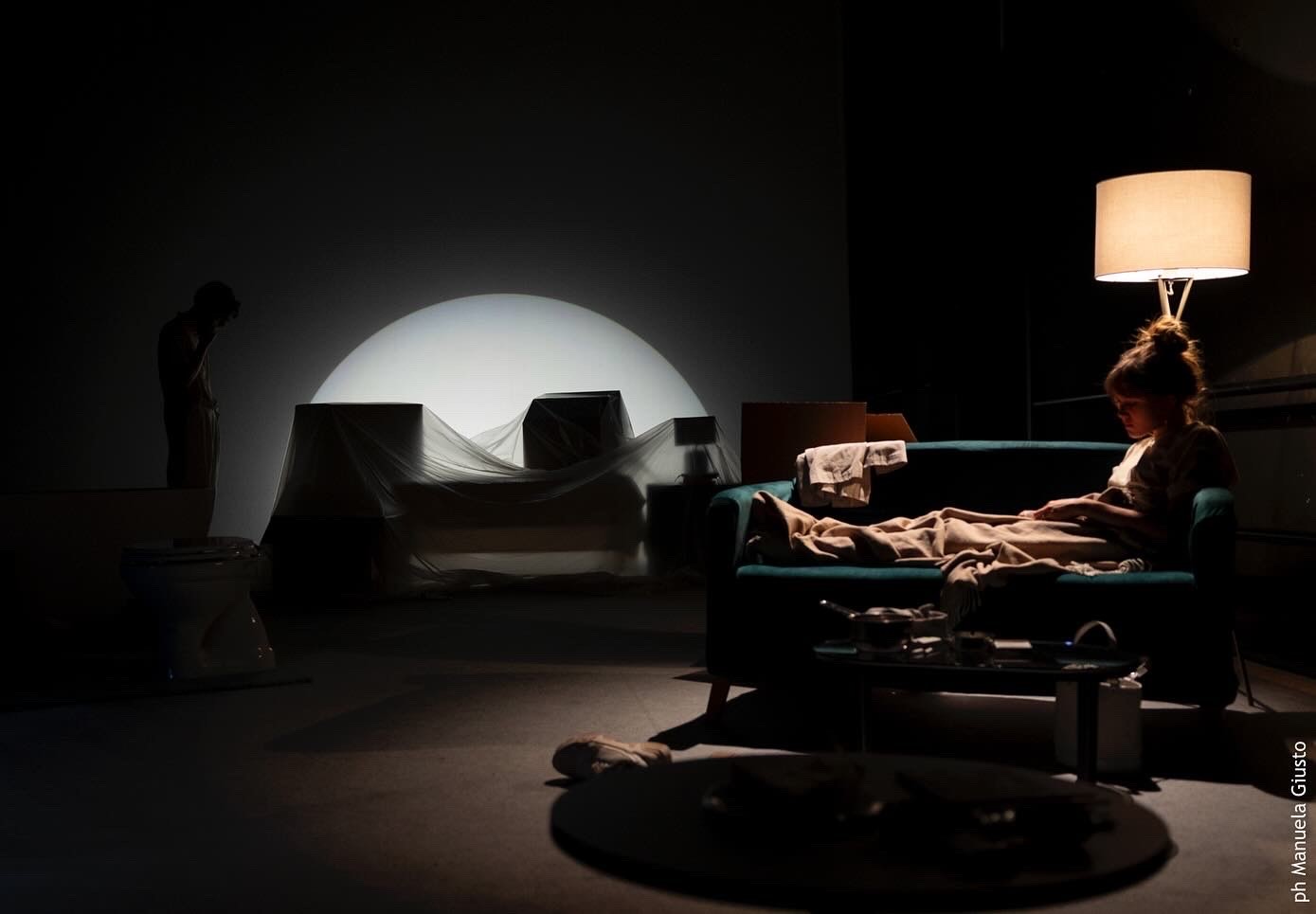 Scena teatrale intima al Festival di Spoleto, atmosfera suggestiva e silenziosa