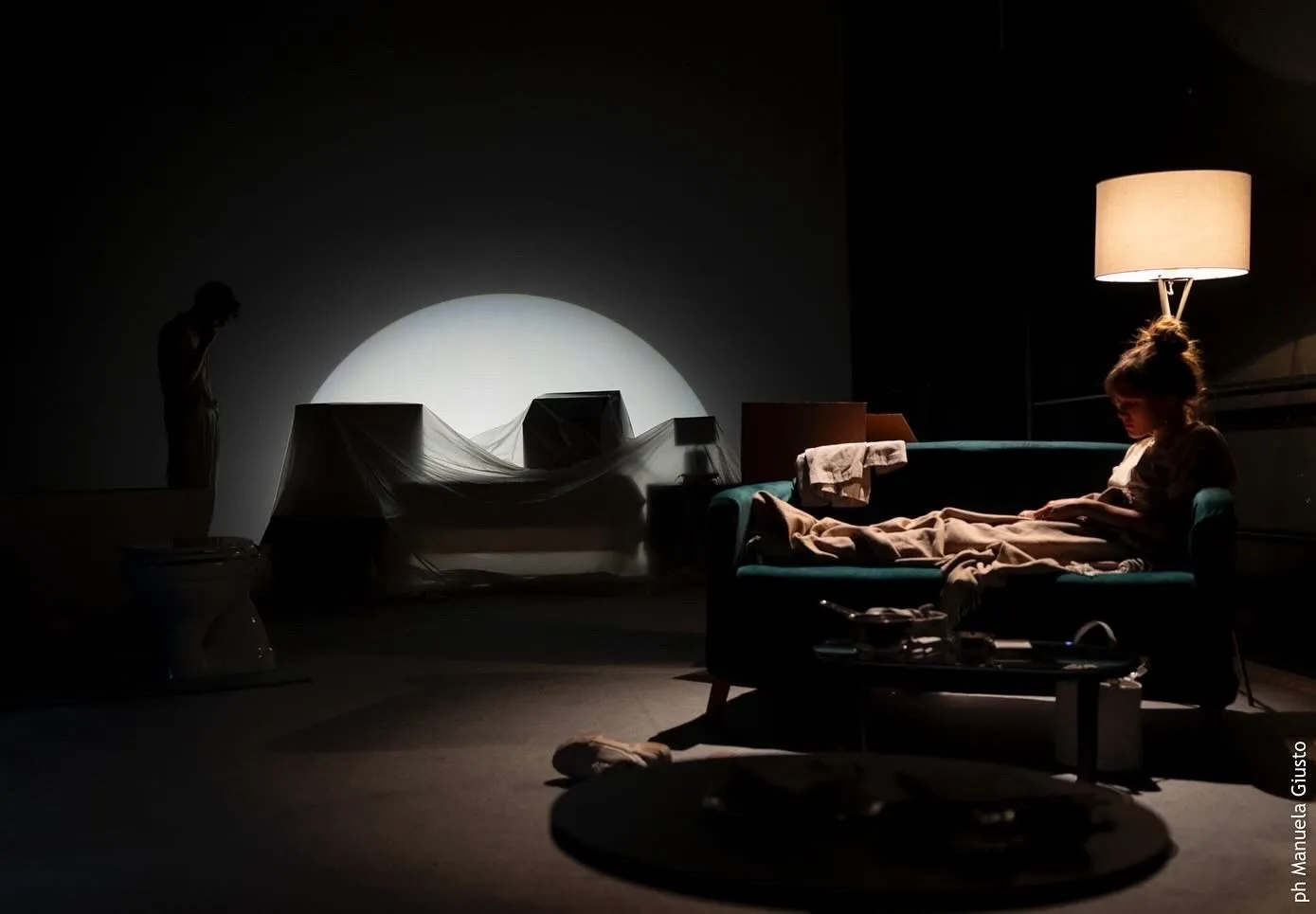 Scena teatrale intima al Festival di Spoleto, atmosfera suggestiva e silenziosa