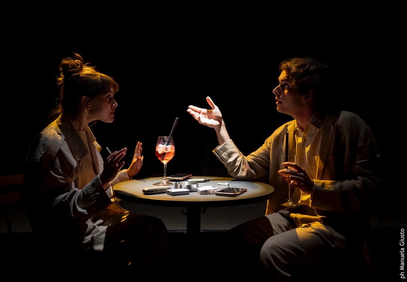 Performance teatrale al Festival di Spoleto, dialogo intenso tra due attori