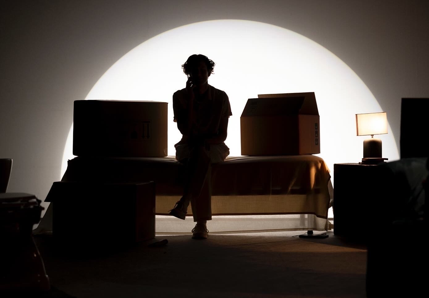 Sagoma silenziosa al Festival di Spoleto, scatole e luce intensa