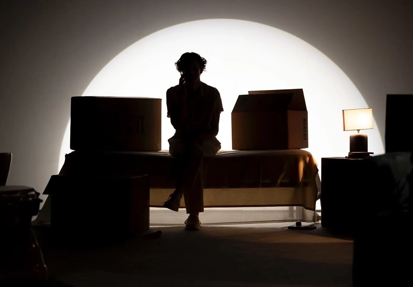 Sagoma silenziosa al Festival di Spoleto, scatole e luce intensa