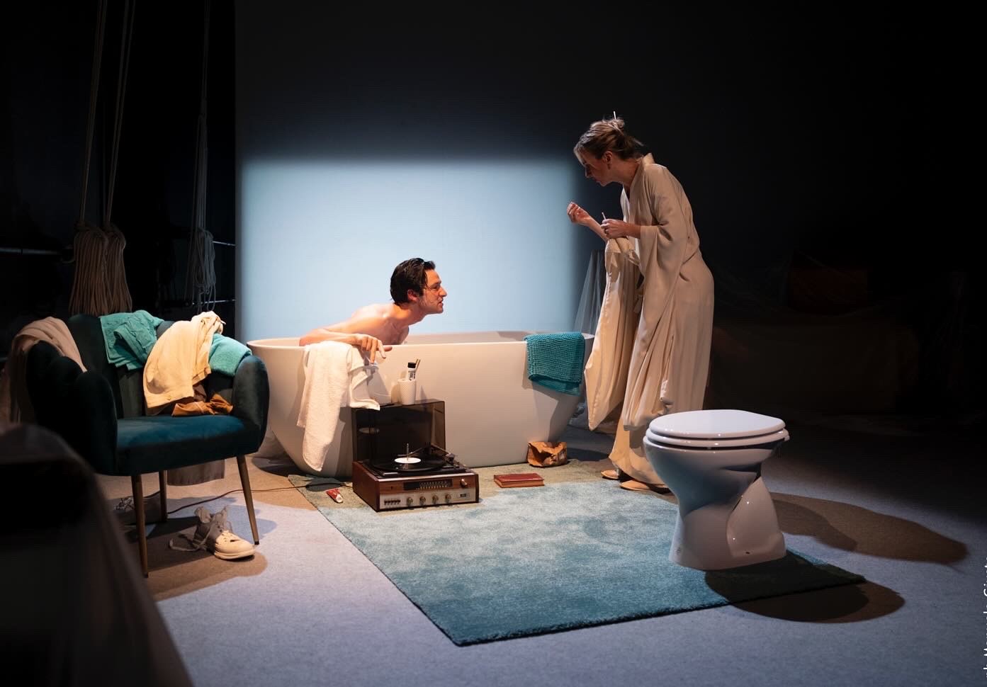Scena teatrale intima al Festival di Spoleto, con due performer in bagno