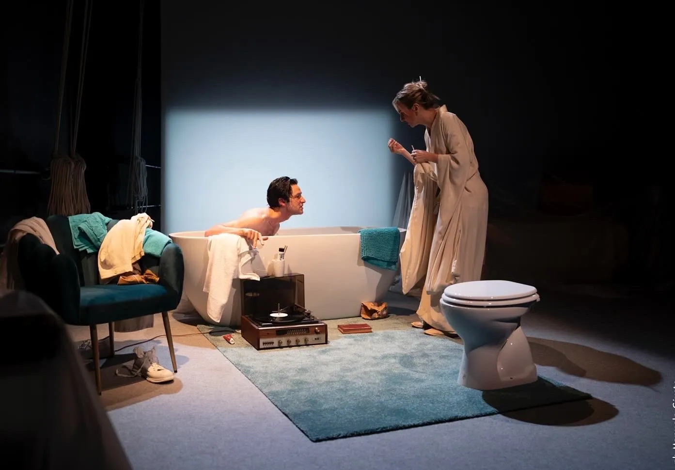 Scena teatrale intima al Festival di Spoleto, con due performer in bagno