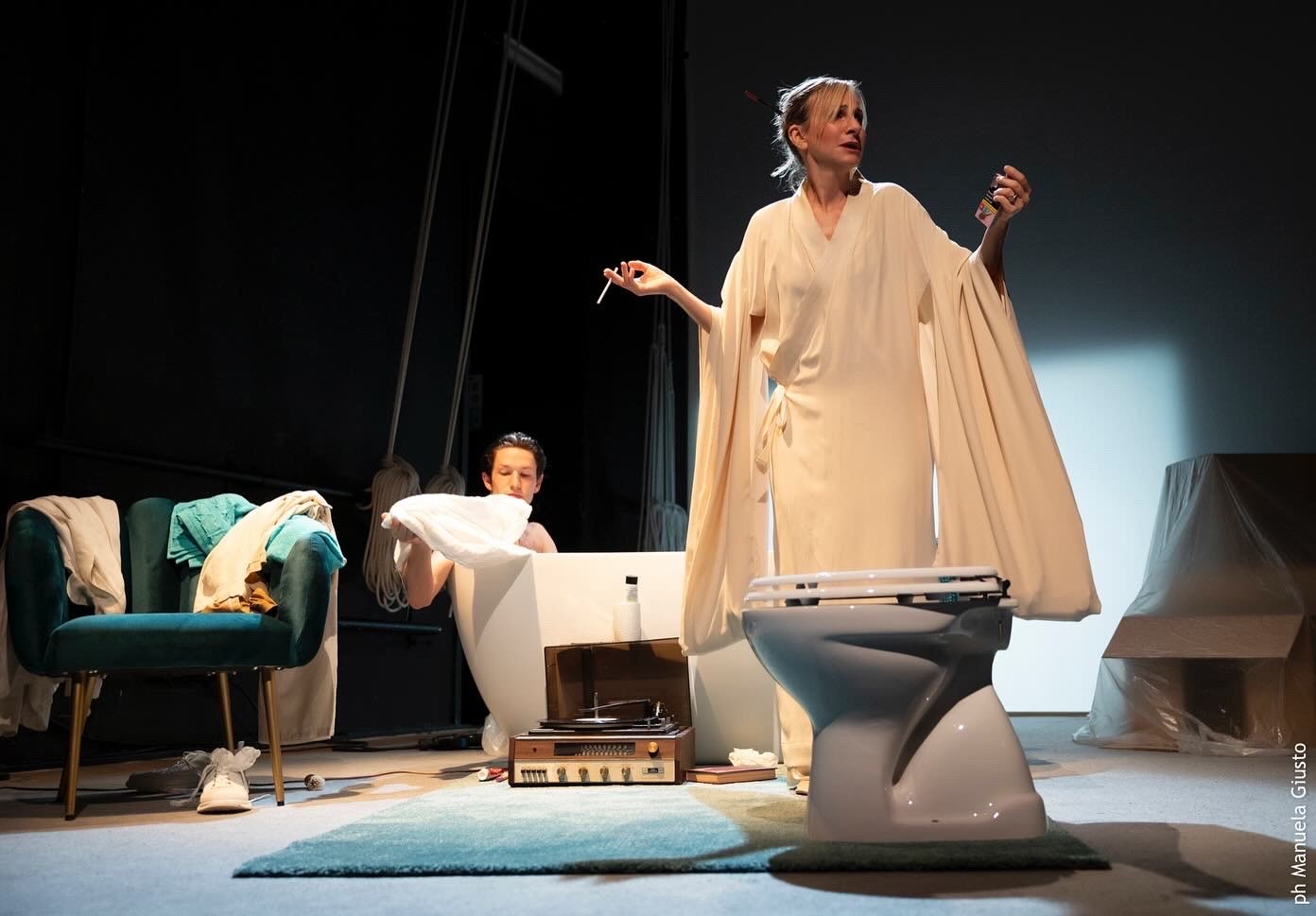 Performance teatrale al Festival di Spoleto con scenografia minimale e attori