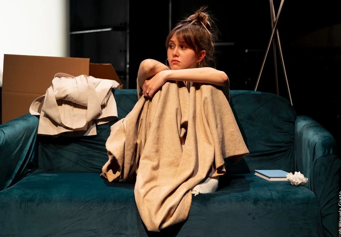 Scena teatrale intima al Festival di Spoleto, giovane attrice pensierosa