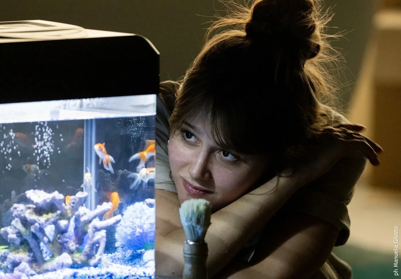 Momento di riflessione al Festival di Spoleto con pesci rossi e pensieri profondi