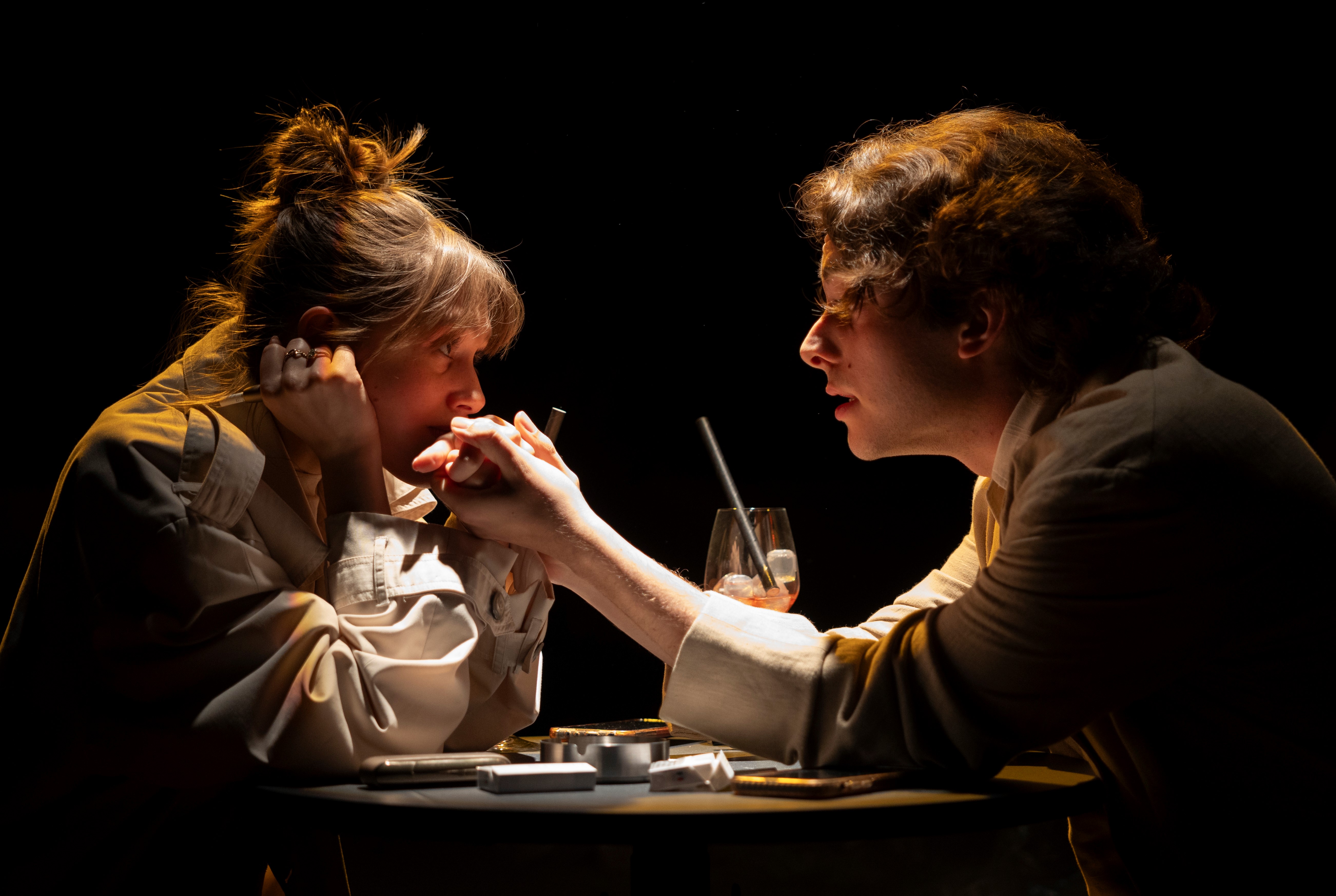 Scena intima al Festival di Spoleto, due performer in un momento teatrale