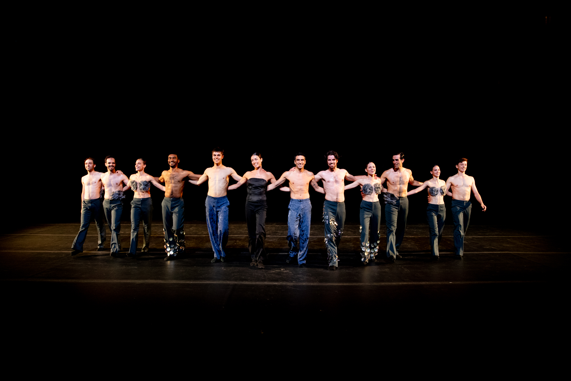 Danzatori al Festival di Spoleto, schierati sul palco in posa dinamica