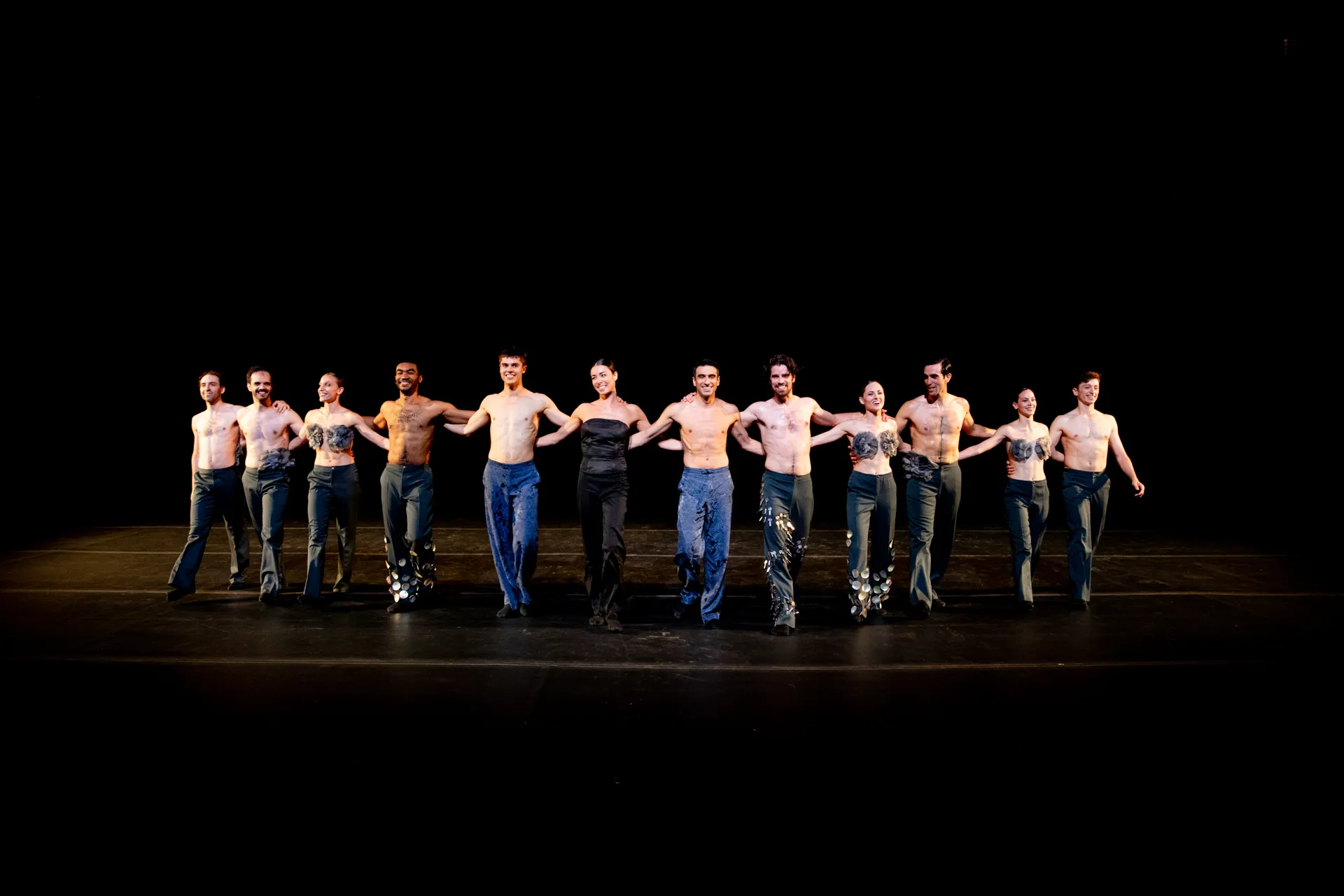 Danzatori al Festival di Spoleto, schierati sul palco in posa dinamica