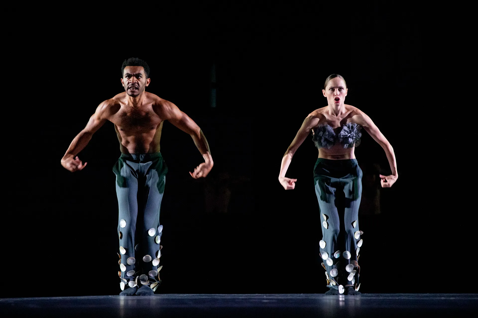 Danzatori dinamici in performance al Festival di Spoleto, movimenti sincronizzati