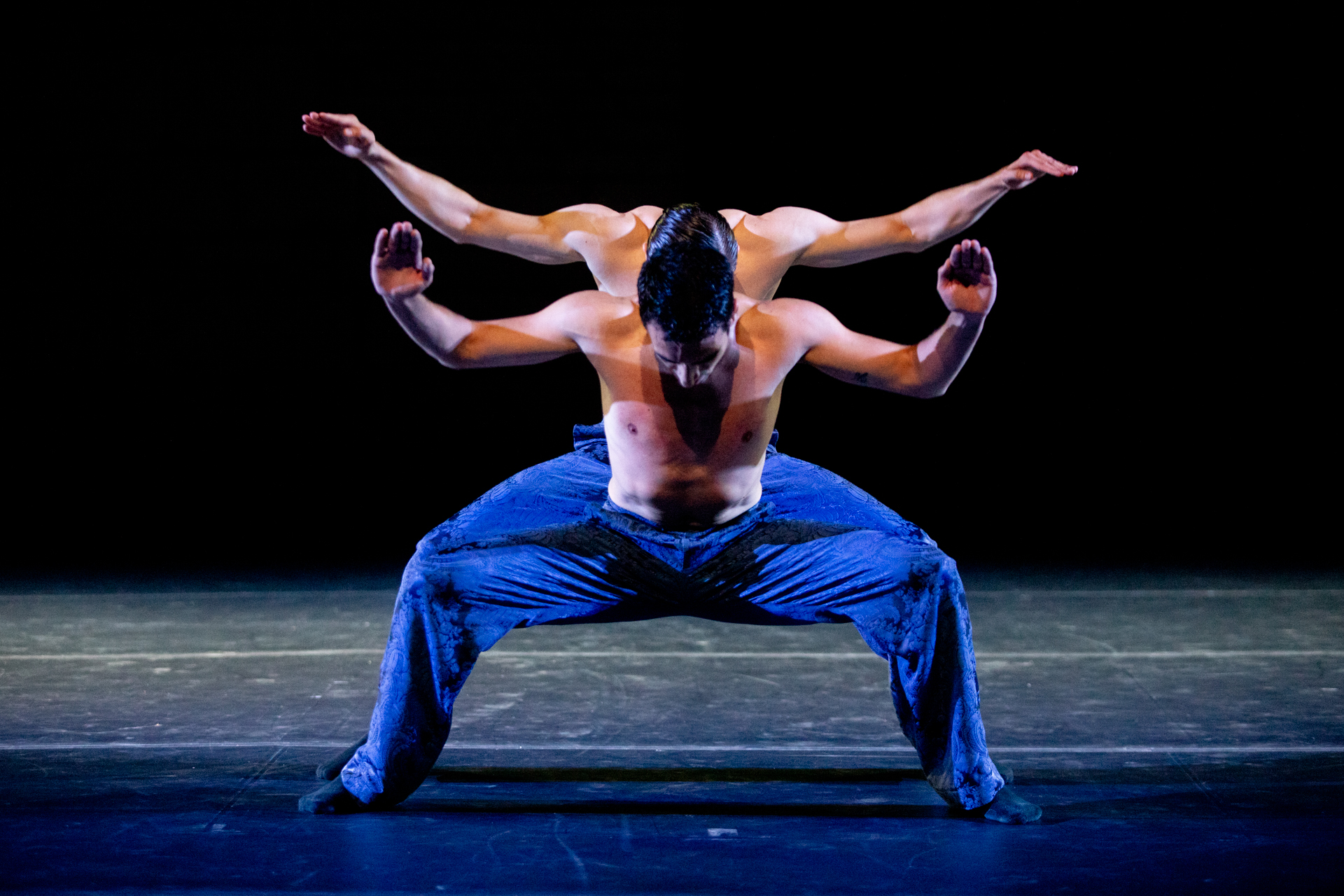 Danzatore contemporaneo al Festival di Spoleto, movimento dinamico in blu