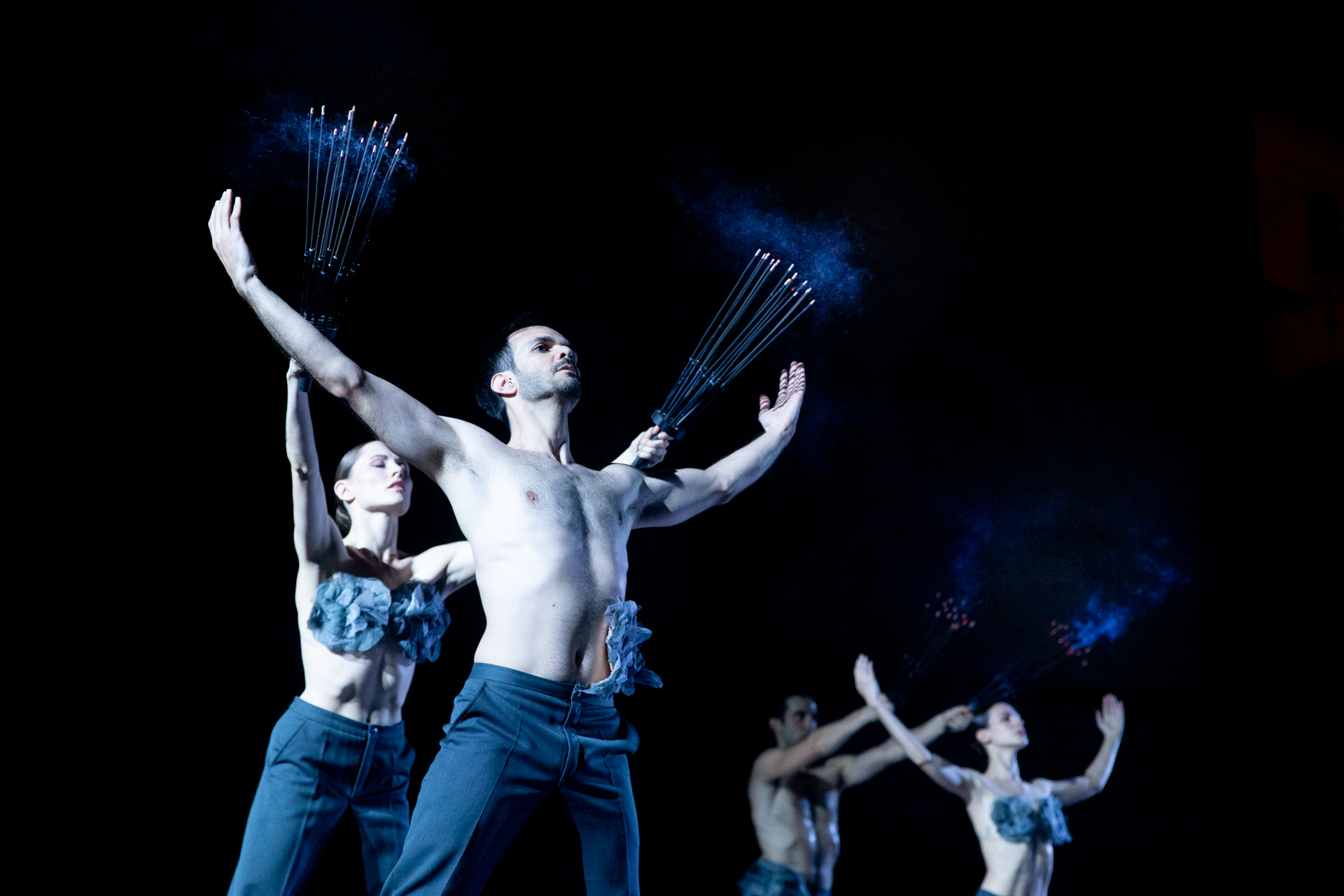 Danza drammatica al Festival di Spoleto con performer che impugnano bastoncini