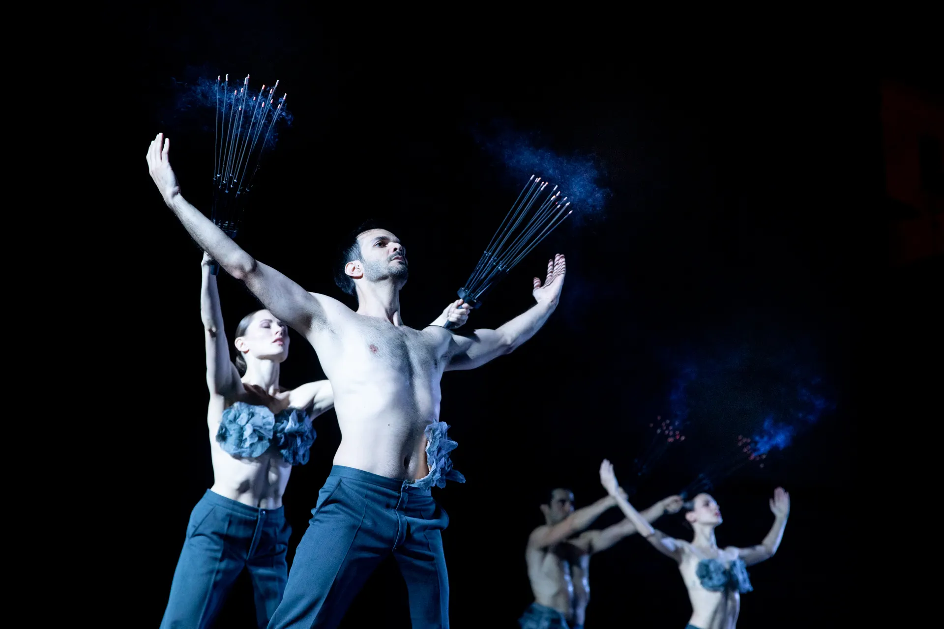 Danza drammatica al Festival di Spoleto con performer che impugnano bastoncini