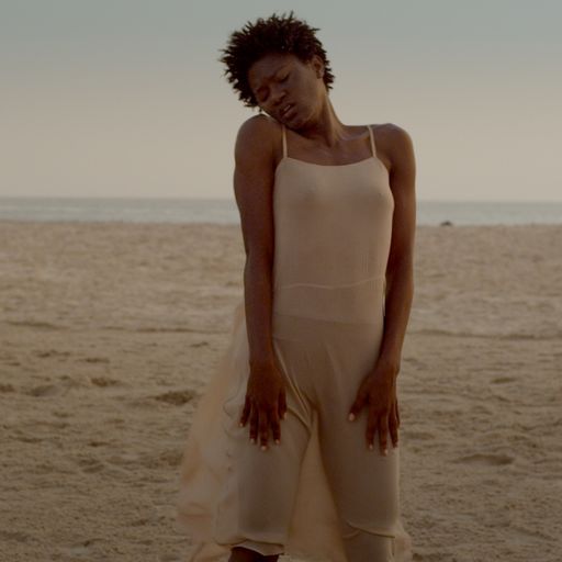 Performance artistica al Festival di Spoleto, danzatrice sulla spiaggia al tramonto