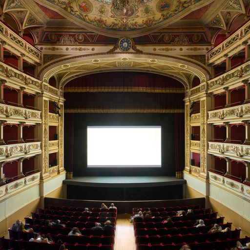 Teatro elegante durante il Festival di Spoleto, palcoscenico illuminato