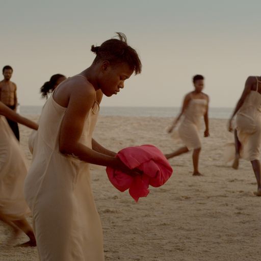 Danzatrici in abiti bianchi sulla spiaggia al Festival di Spoleto