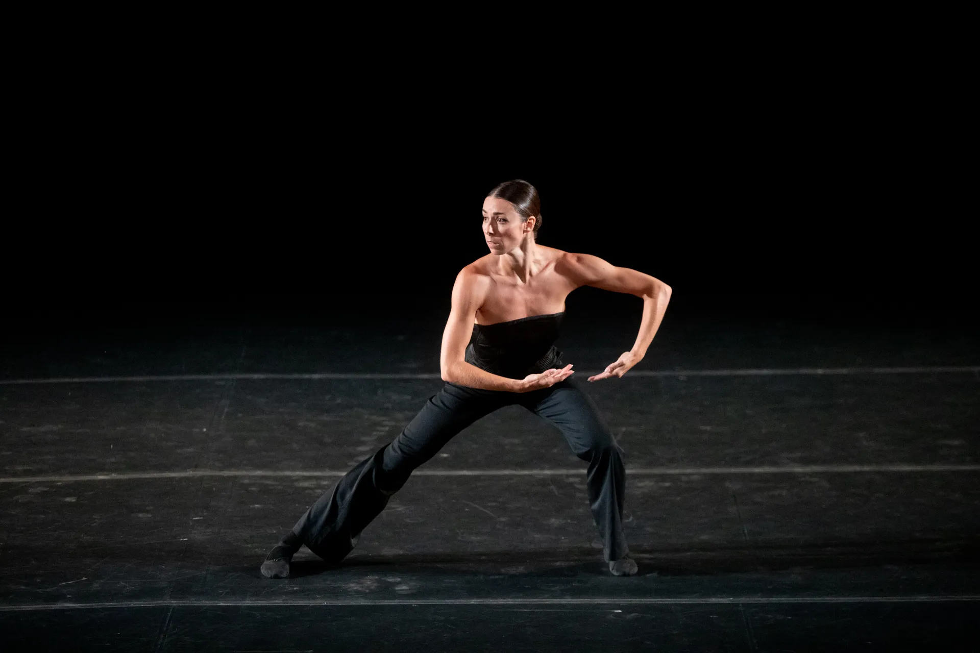 Danzatrice in movimento durante il Festival di Spoleto su palcoscenico nero