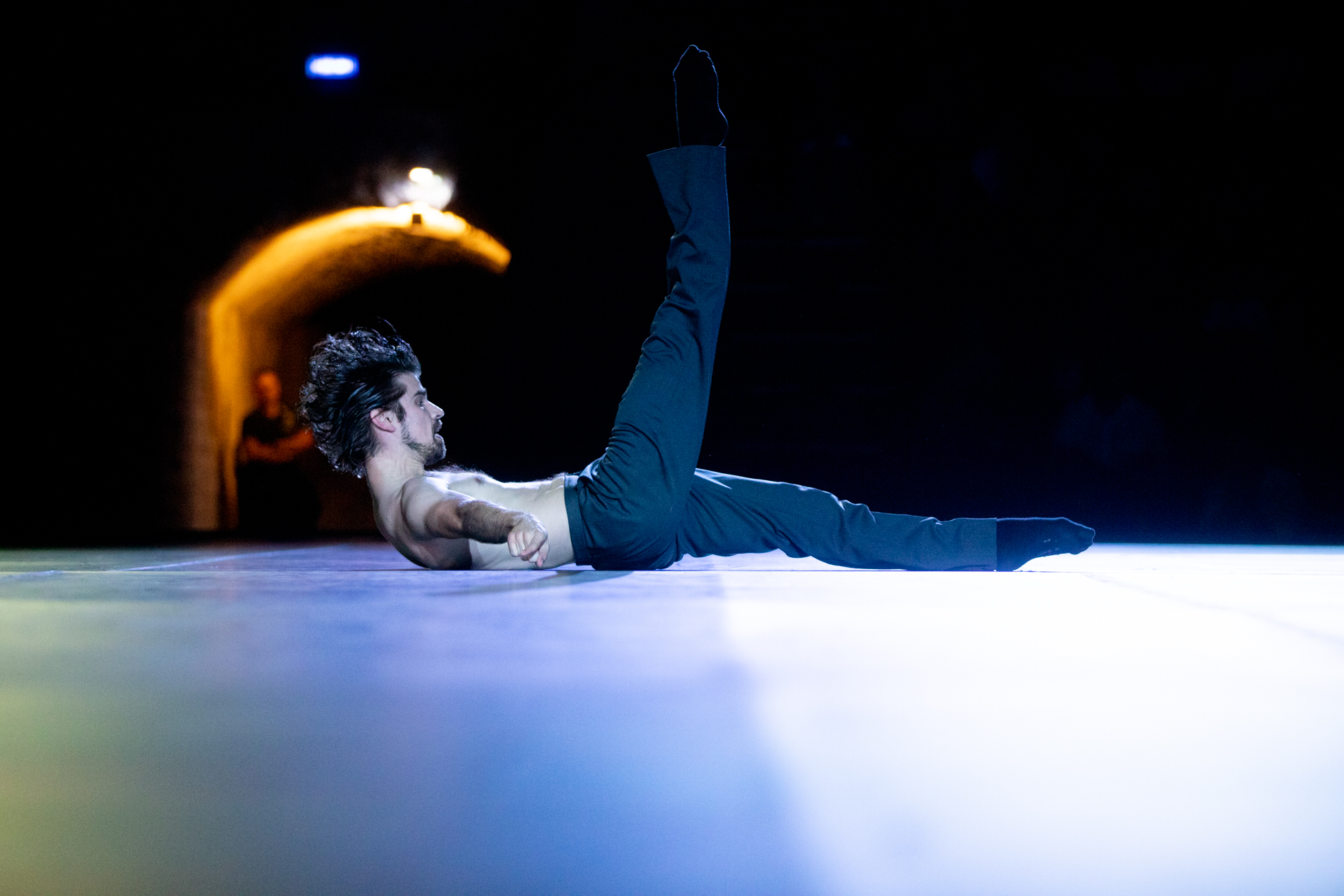 Danzatore in posa drammatica al Festival di Spoleto, palcoscenico blu