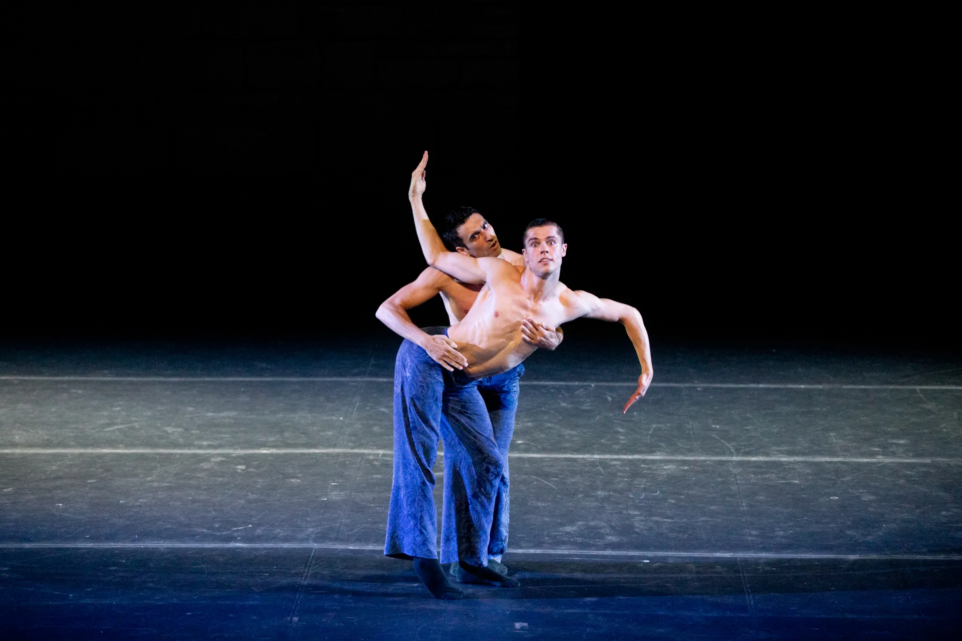 Due danzatori in blu durante il Festival di Spoleto, movimento elegante