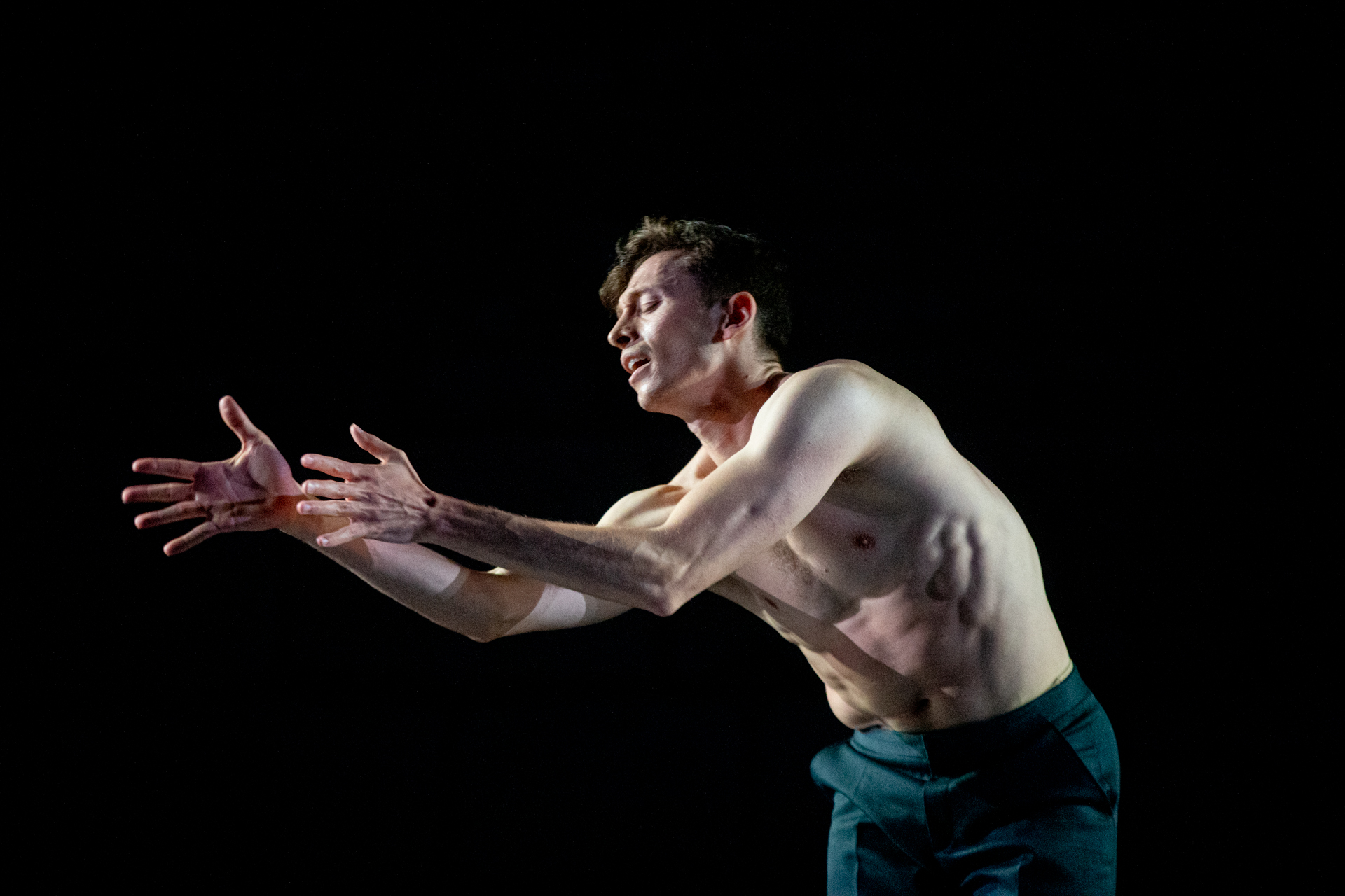 Danzatore in movimento durante il Festival di Spoleto, espressione intensa