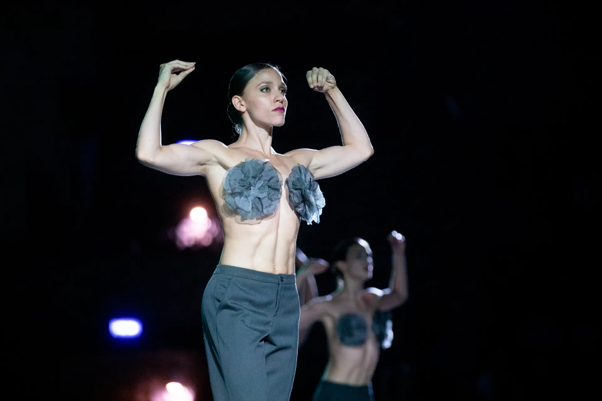 Performer di danza moderna al Festival di Spoleto, pose dinamiche