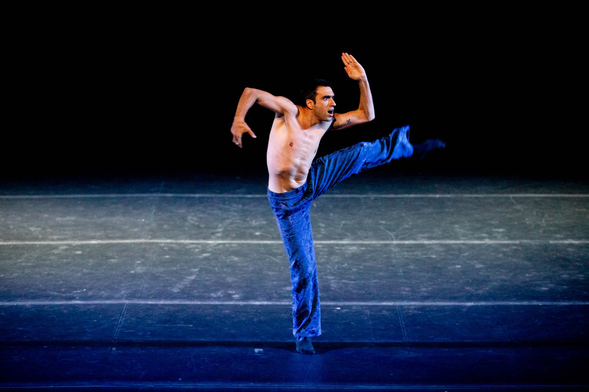Danzatore dinamico sul palco del Festival di Spoleto, movimento intenso