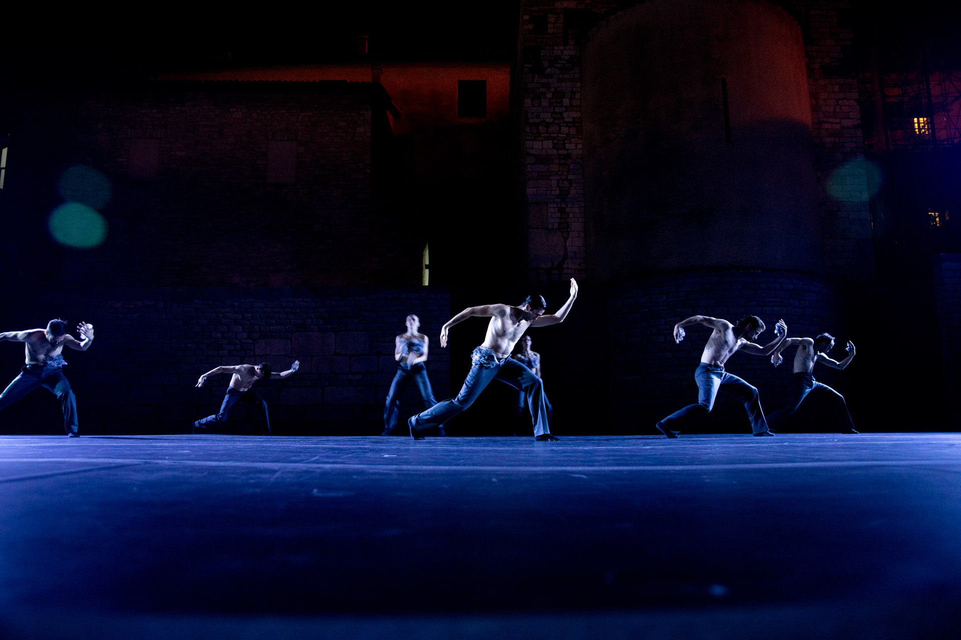 Danzatori dinamici sul palco del Festival di Spoleto, movimento coreografico intenso