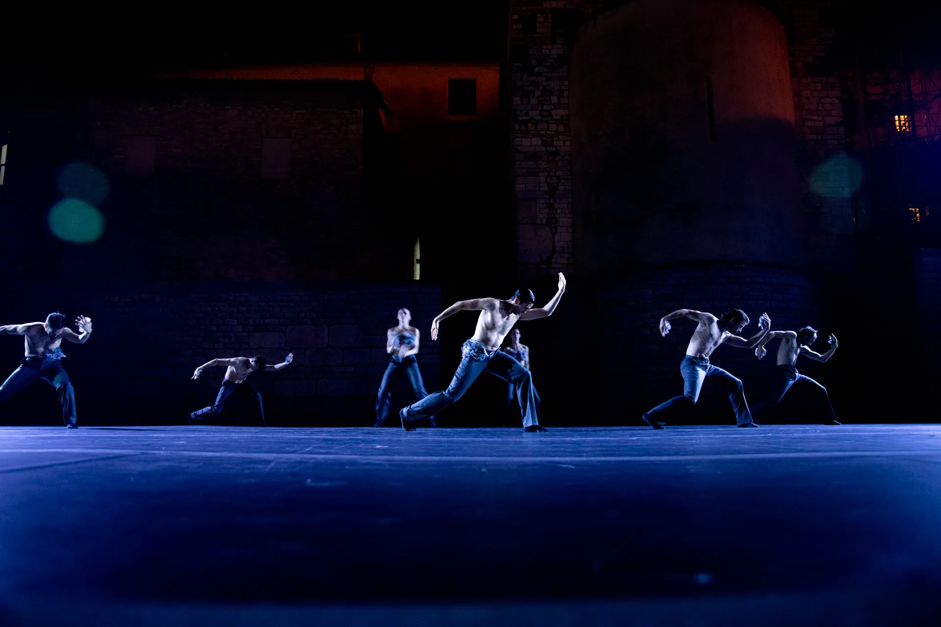 Danzatori dinamici sul palco del Festival di Spoleto, movimento coreografico intenso