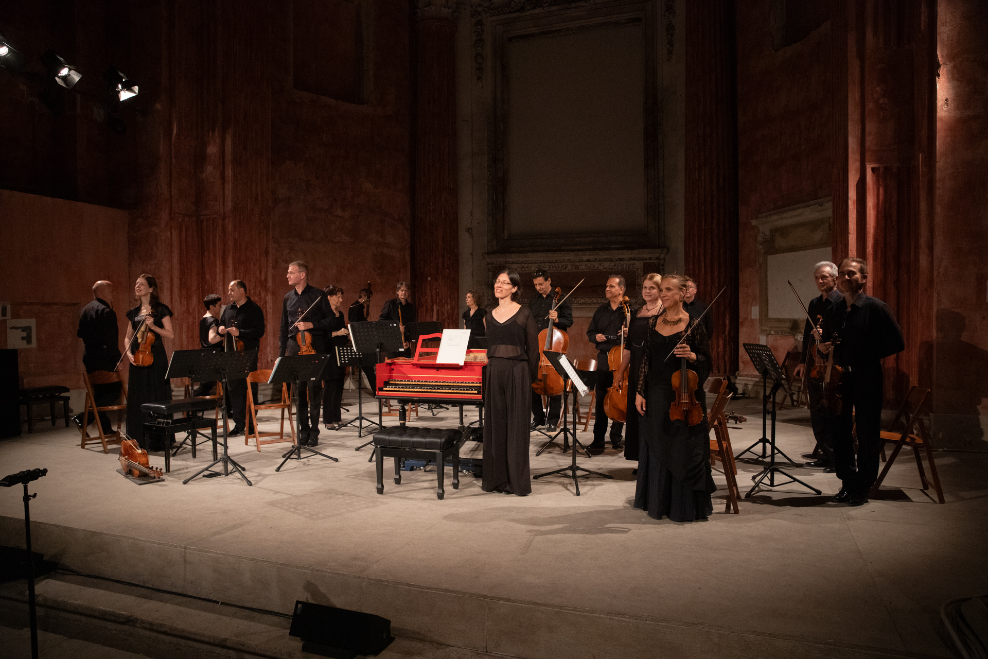 Ensemble musicale al Festival di Spoleto, con pianoforte rosso e strumentisti