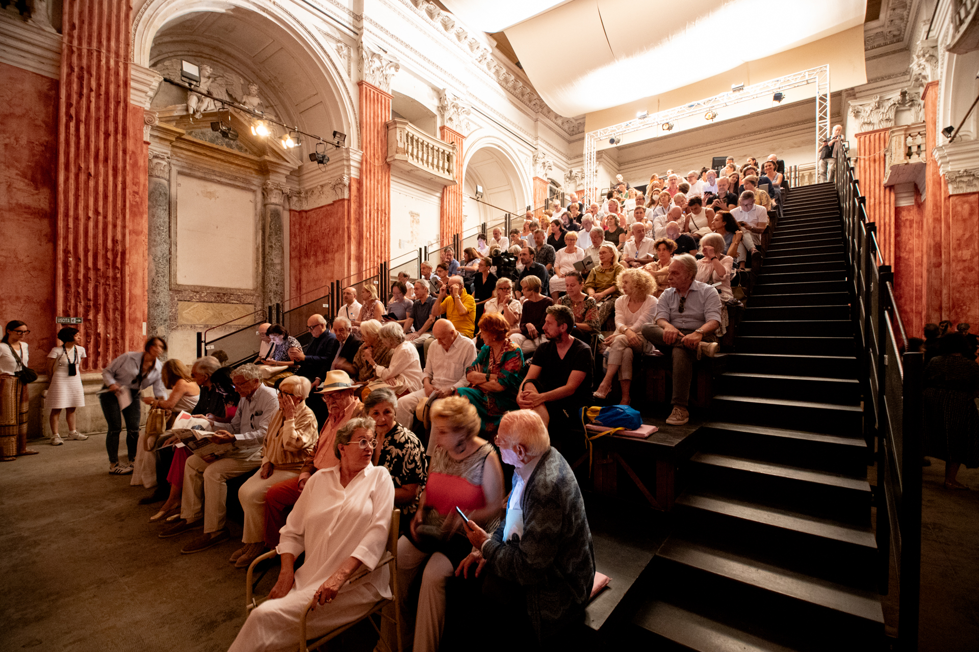Pubblico affollato al Festival di Spoleto in elegante sala storica italiana